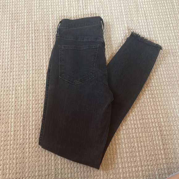 Madewell skinny black jeans. Size 25. Raw hem exposed buttons - Picture 6 of 8